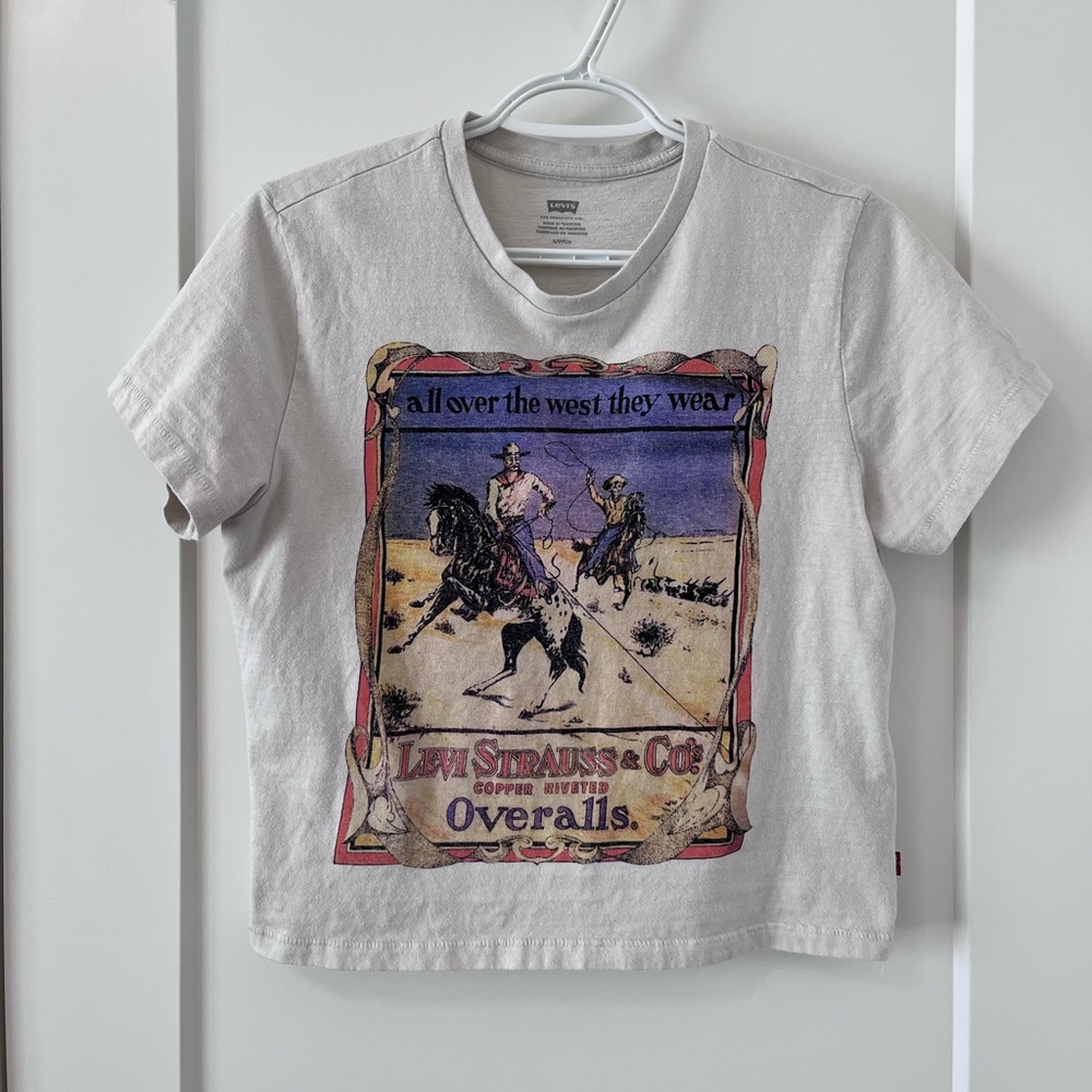 Levi’s Baby Tee size: Small